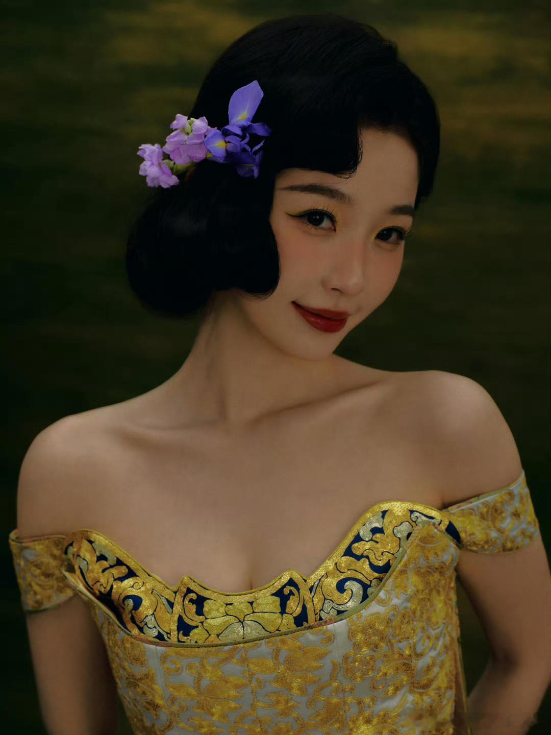 虞书欣簪鸢尾花虞书欣复古波浪短发 挺好的 