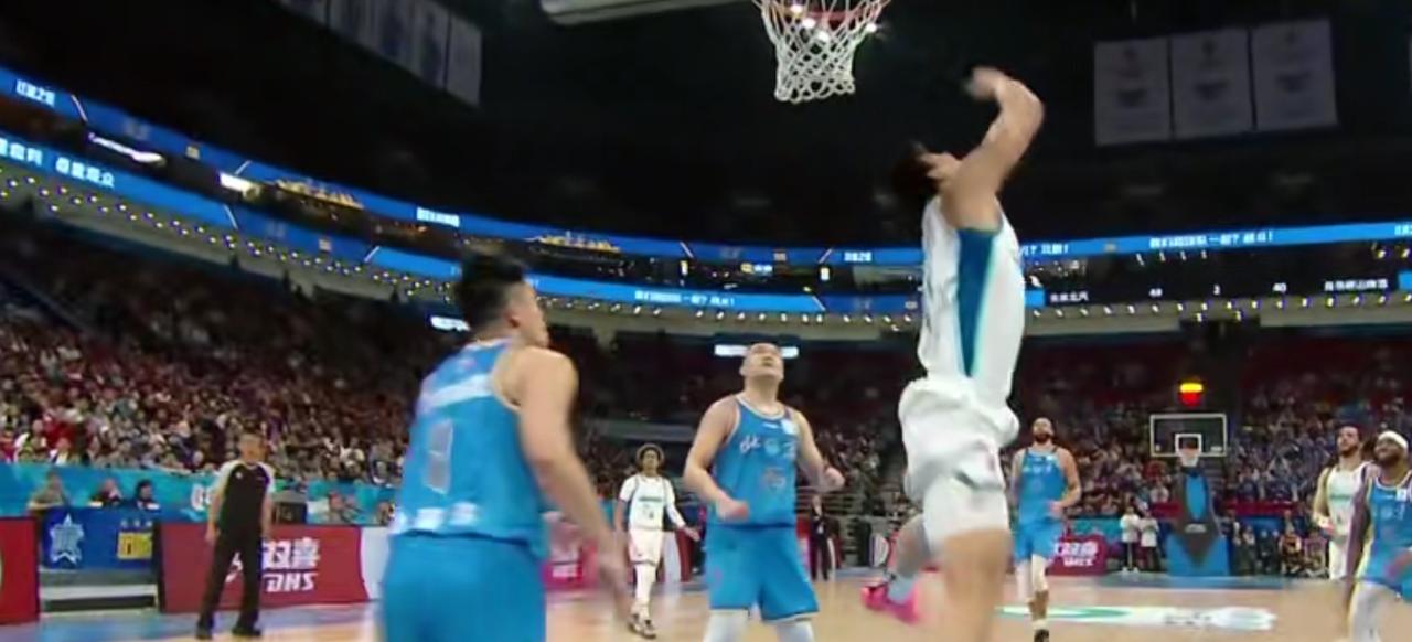 4月14日晚CBA常规赛第39轮，北京首钢主场87:70大胜青岛男篮。
这场比赛