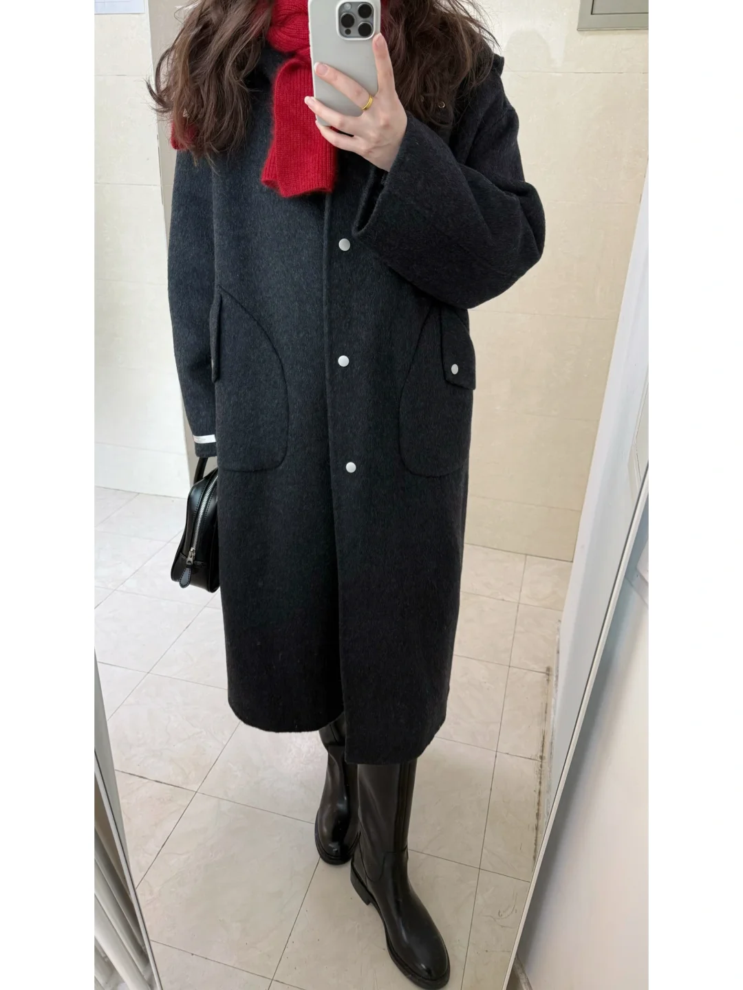 降温穿什么/ 深灰色大衣和直筒长靴