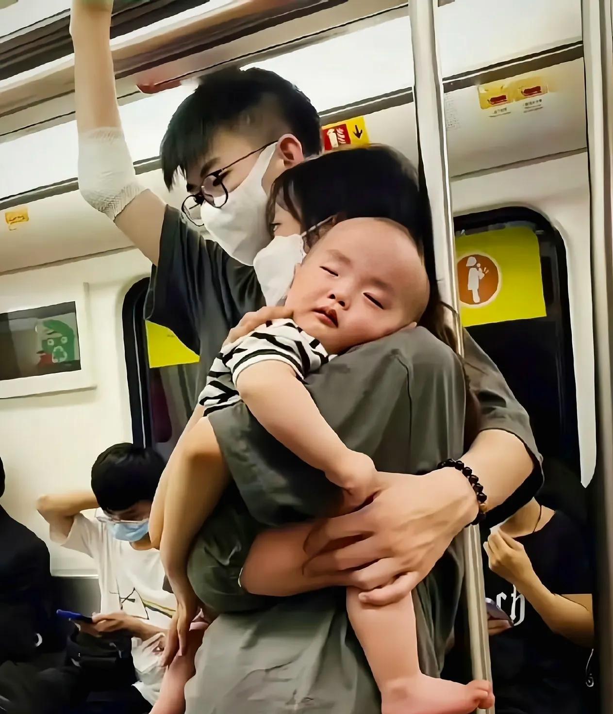 在公交车上，一幕温馨的画面悄然映入眼帘：一对夫妻紧紧相拥，丈夫用宽厚的臂膀环抱着