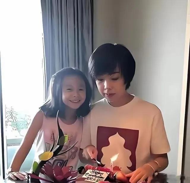 张怡宁13岁的女儿，生活里有钢琴、马术和国画相伴，唯独没选妈妈擅长的乒乓球。有“