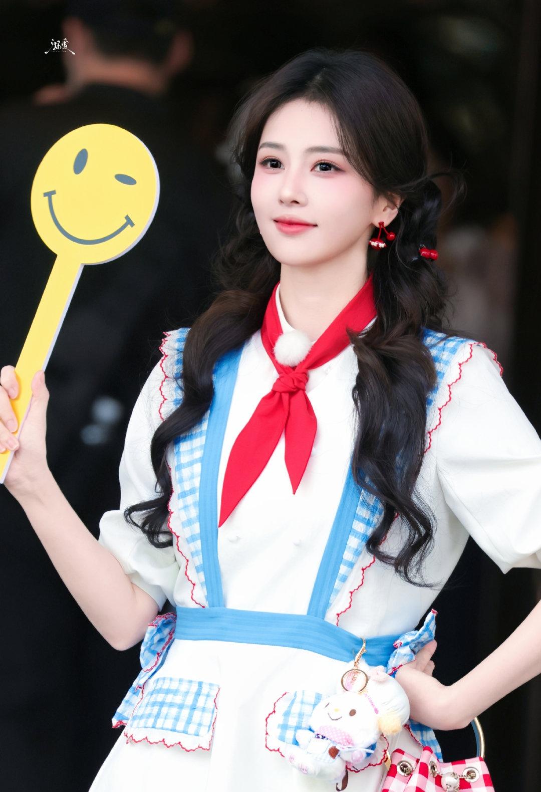 白鹿超话 🍍白鹿小厨娘 🍍白鹿 厨师领巾 🍍白鹿自曝上跑男反应变快会接梗 