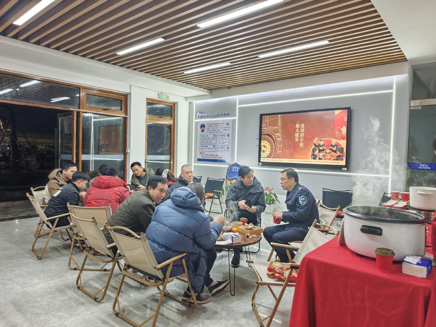 宁波卡友社区温暖奔波卡车司机 近日，浙江省交通集团“路过奉化站・停下即是家”活动