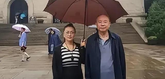 82岁的牟其中出狱那天，监狱铁门打开时，迎上来的不是结发妻子，而是小他28岁的小