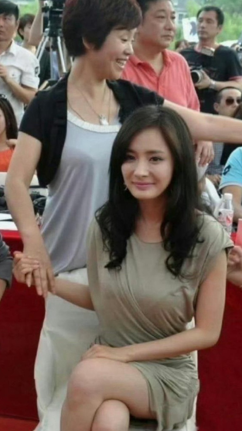 当年这张图曾被有心人恶意传成“杨幂当众被投资人揩油”，结果真相却是……那位投资人