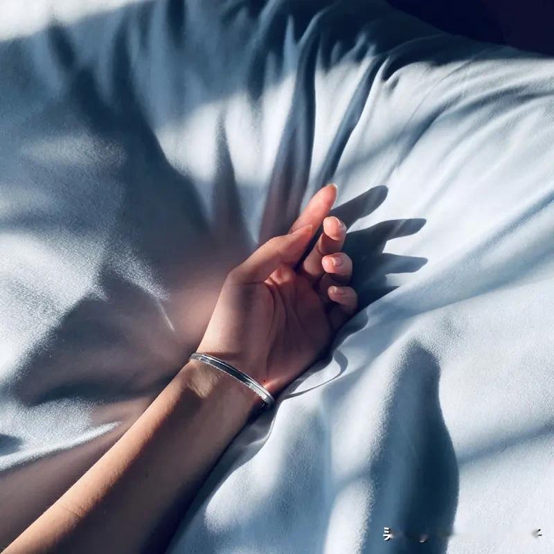 看到“醒来方知梦中事”这个上联，挺有意思。这里的“梦”可不只是睡觉做梦，更像是“