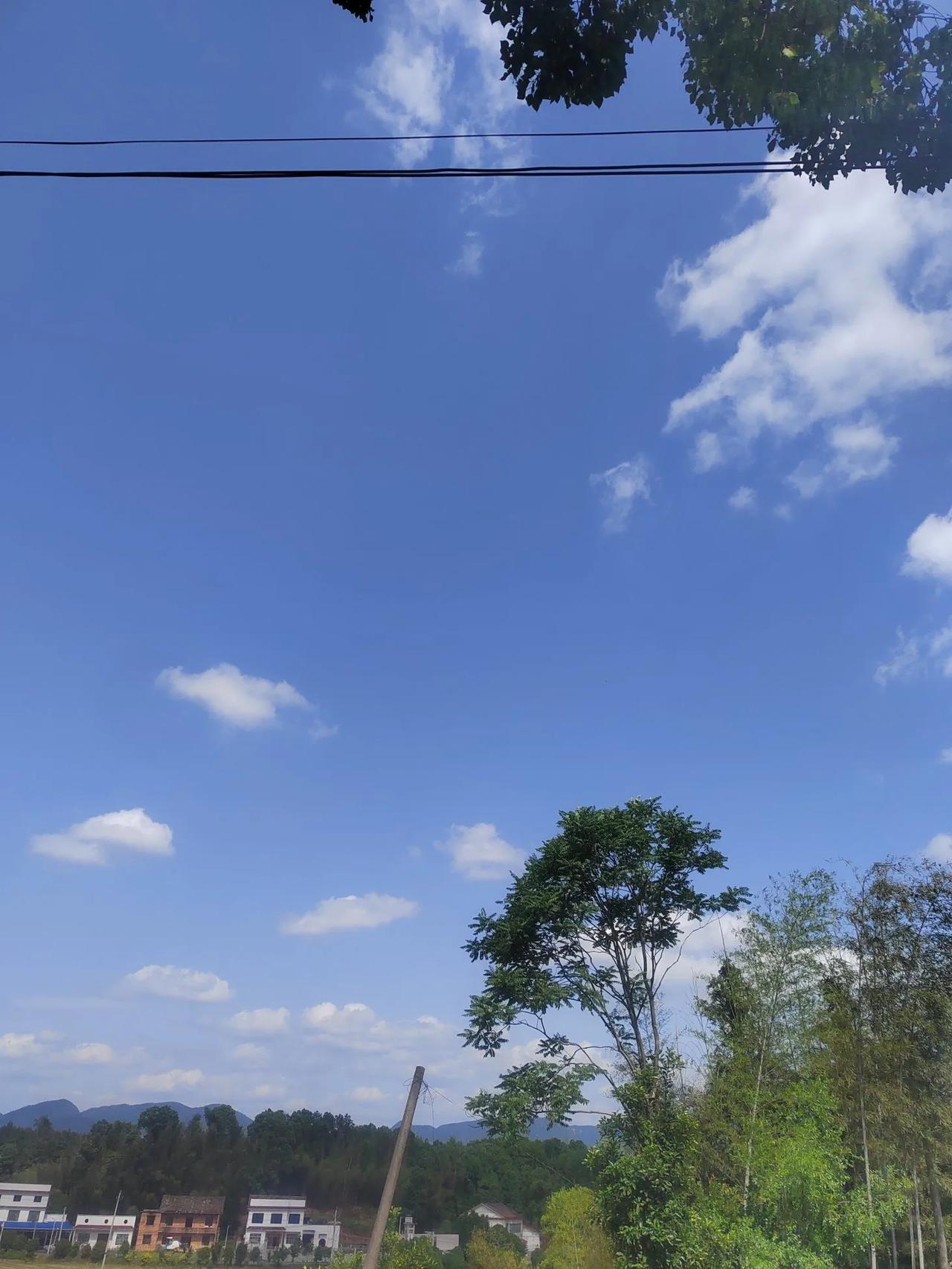 上联：月落西山大地暗；请接下联日照乡间青山绿。