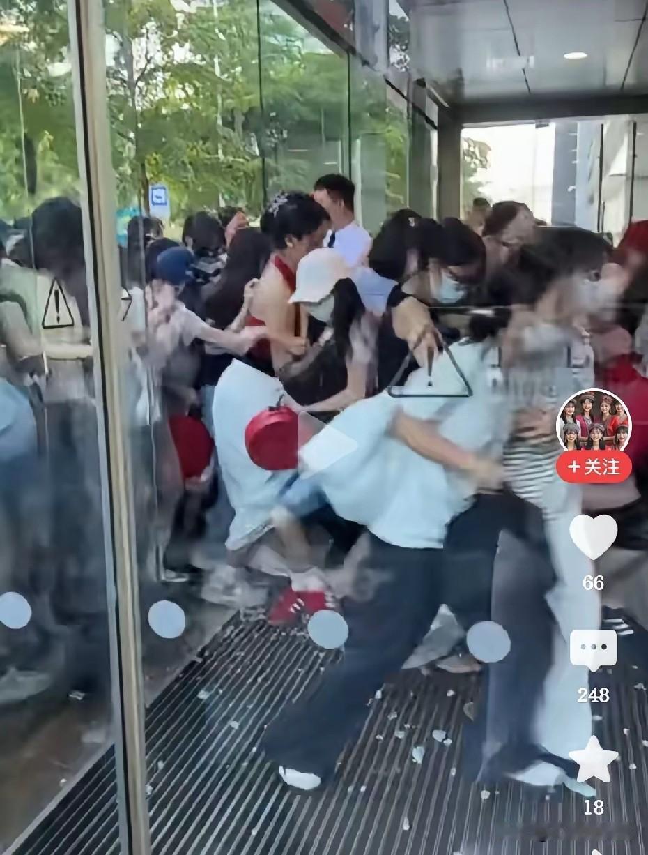 盲目追星，冲动就行吗？南宁万象城出现明星，现场人山人海，年轻女孩儿特别多，看到明