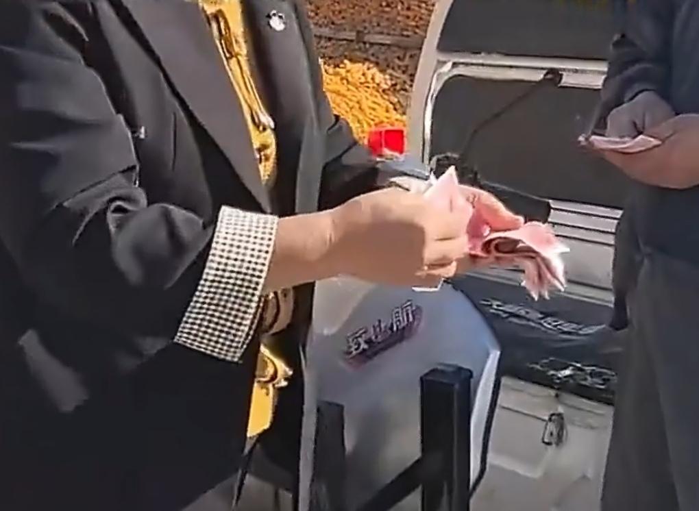 商丘两女子骑车狂奔，只为追回老人的血汗钱
 
路上偶遇两位女子骑车加速狂奔，很多