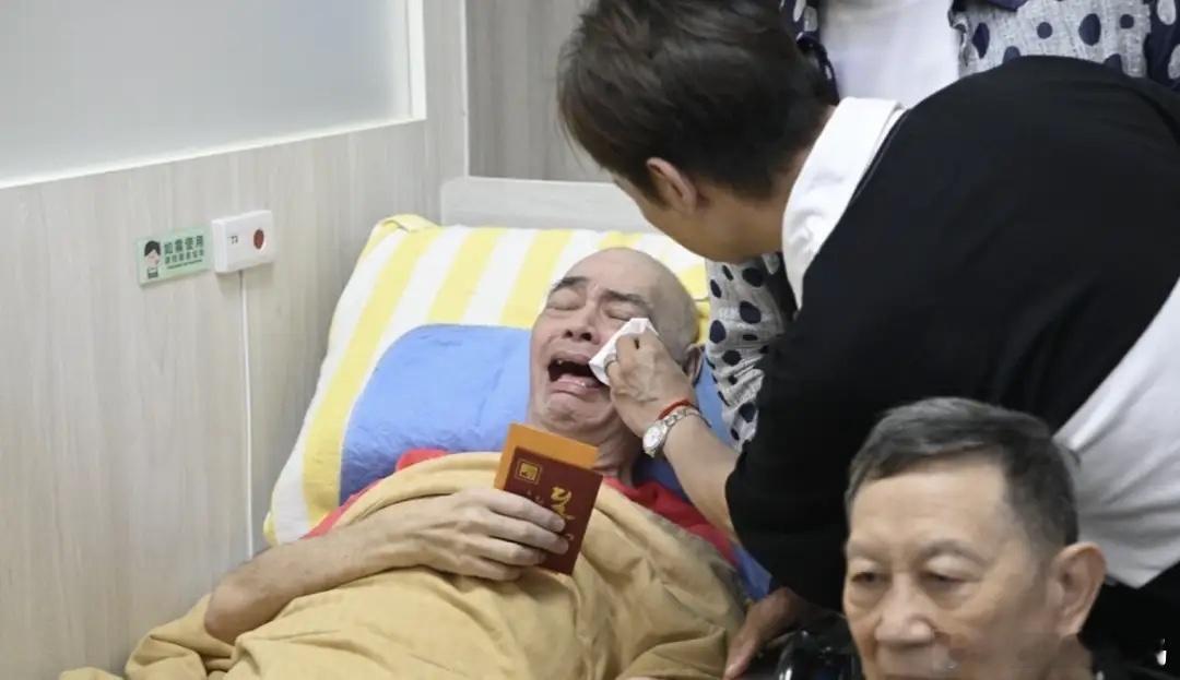 TVB绿叶中秋探望老友感触落泪，秦煌双脚肿胀发黑，张伟文已失智！ ​​​