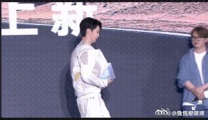 当“真假难辨”遇上范丞丞，直接秒变“小菜一碟”！发布会他自信开秀，快速找到关键电