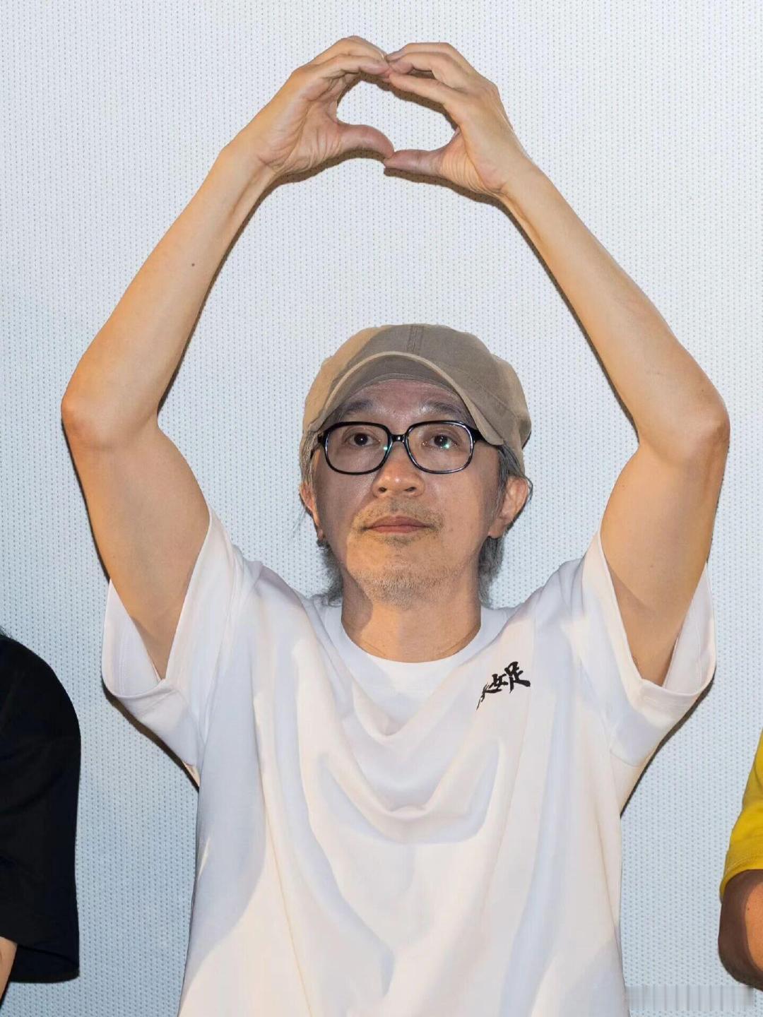 周星驰不再享受镜头周星驰体面退场喜剧演员的背后藏着疲惫，周星驰很难沉浸表演。寻不