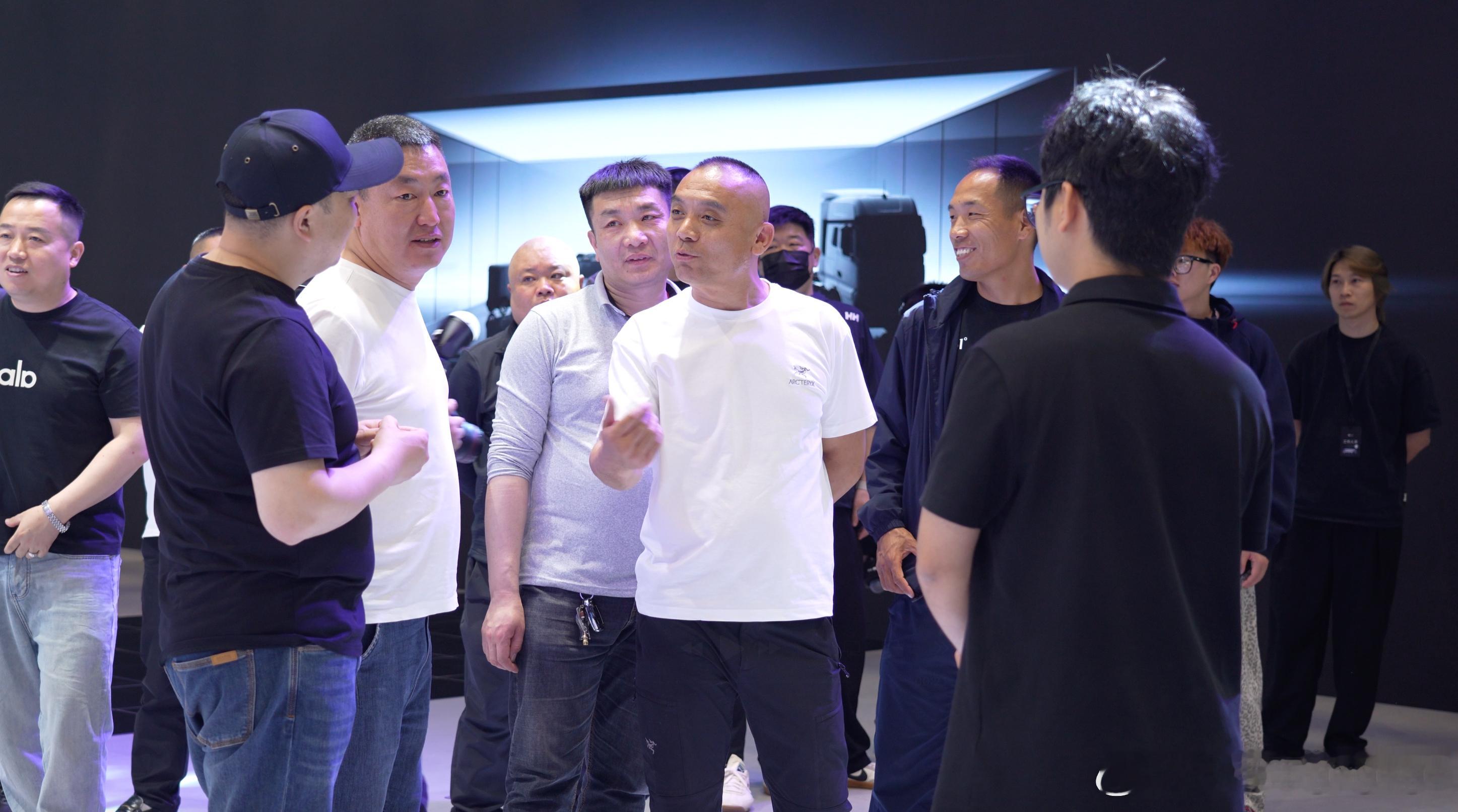 北京车展卓驭展台热度拉满，专属重卡司机看车团重磅亮相！20 位京津冀一线卡友组团