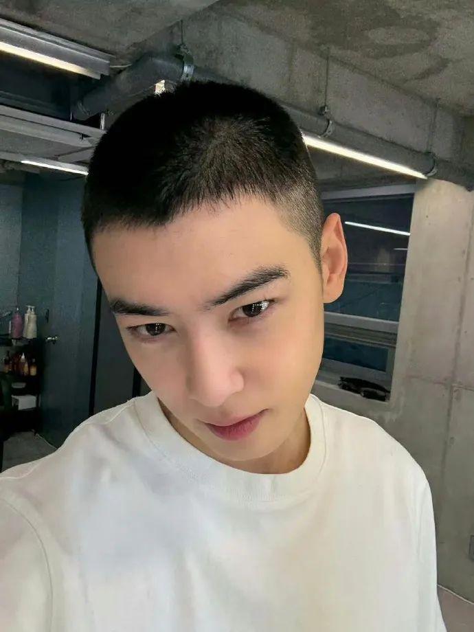 韩国著名男演员今天车银优剃寸头了，因为他到了服兵役的年龄，明天将入伍。


闪闪