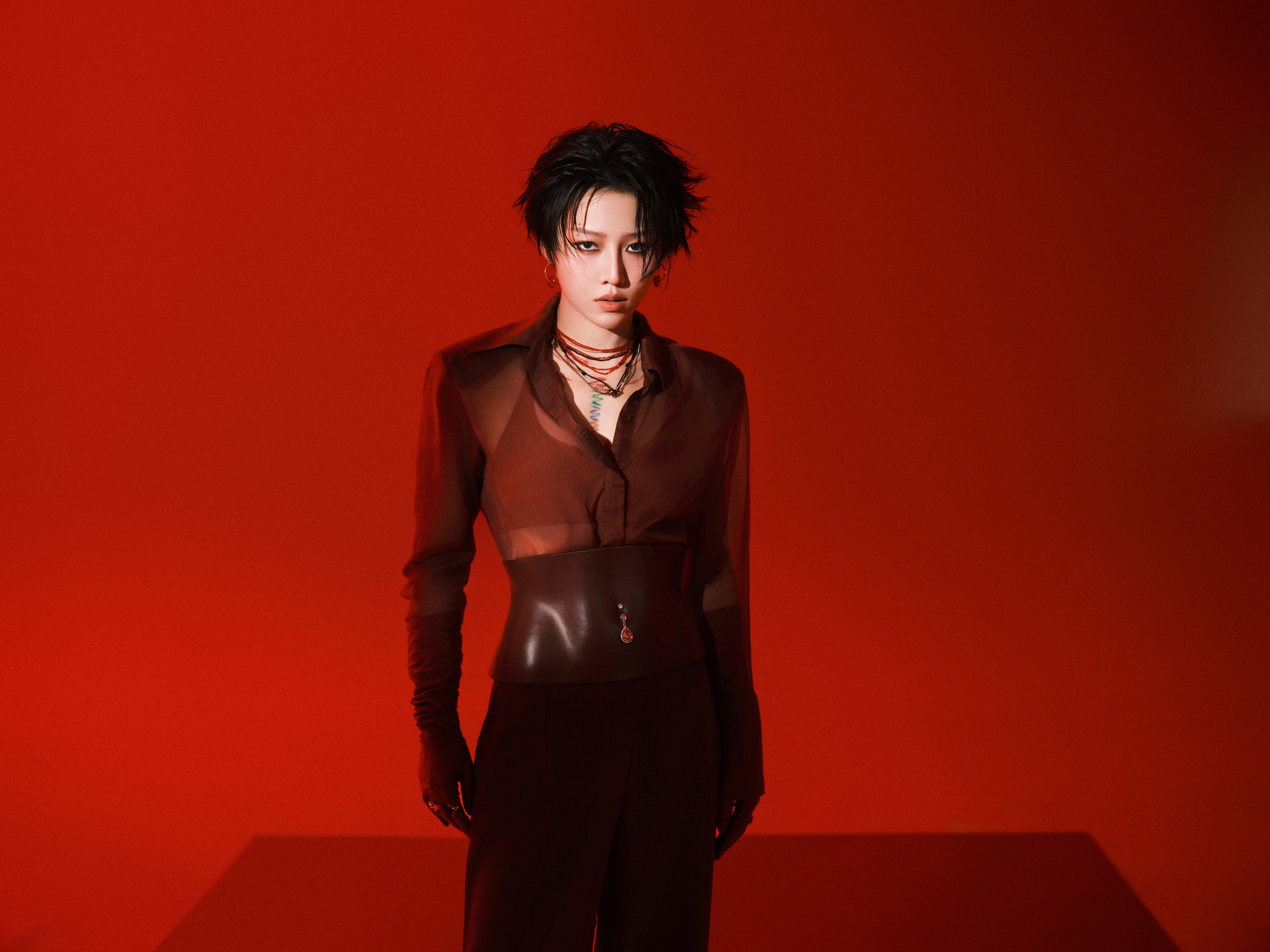 刘雨昕今日出席北京汽水音乐节舞台造型图集，带来J PHOENIX专属特别定制时装