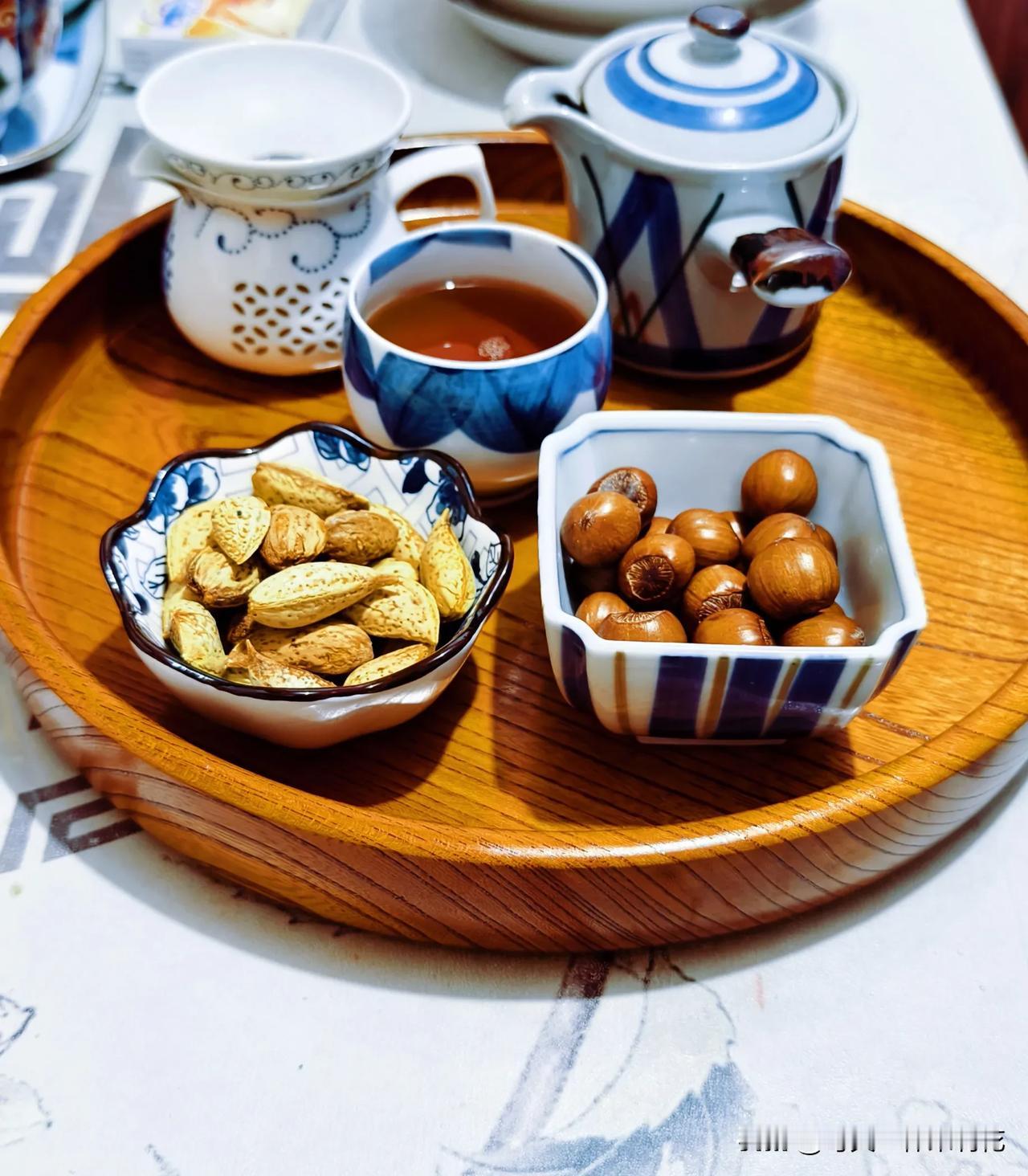 吃过饭开始泡茶，今天选了一款茉莉红茶的茶饼，这是几天前在茶城买的，刚泡好的茶一股