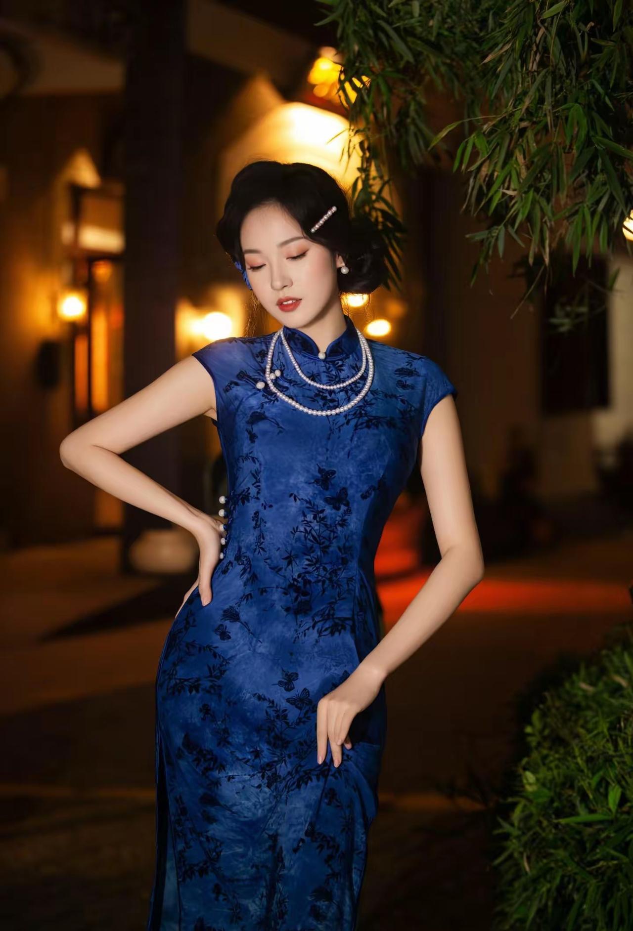 追光者终成影，认影者方见光。