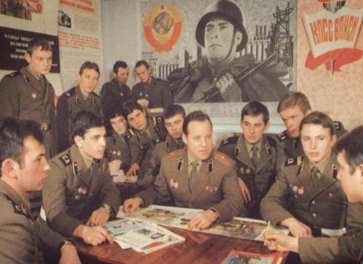 1985年科舍列夫叛逃到美国后，在他的一处别墅内正准备上厕所时，突然遭遇了藏在门