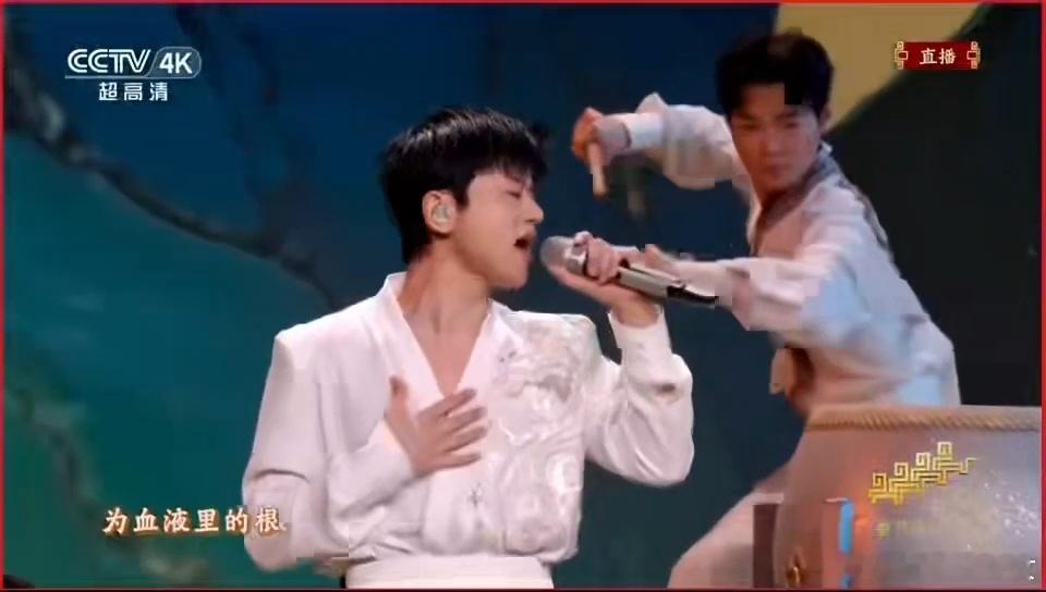 张杰春晚独唱   张杰零点后独唱《驭风歌》燃炸全场！唢呐与京剧元素碰撞，歌声高燃