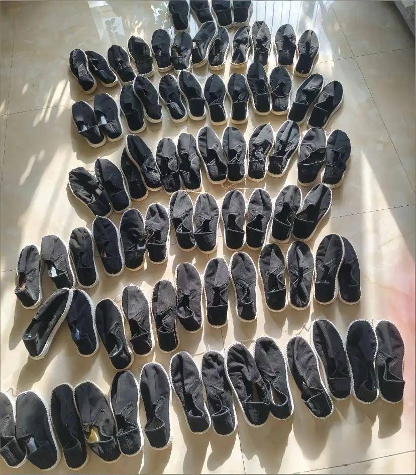 这鞋咋回事啊？