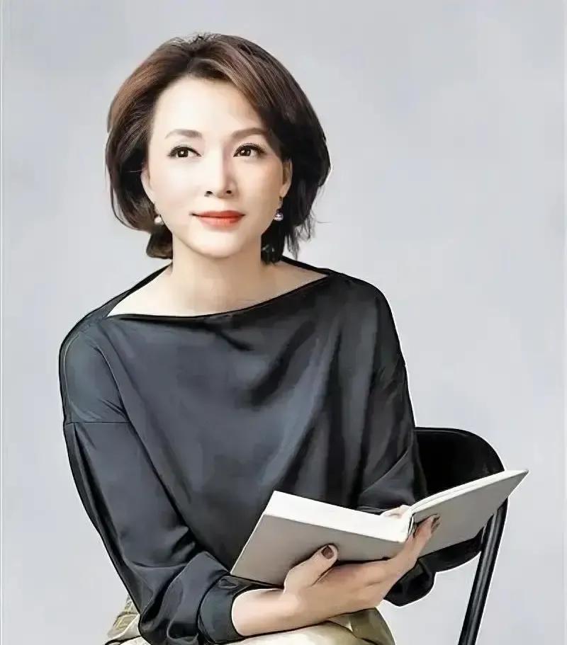 董卿在沙龙里说挑错人就是给人生上锁，我听完直接把耳机音量调大。
她把三毛傅雷杨绛