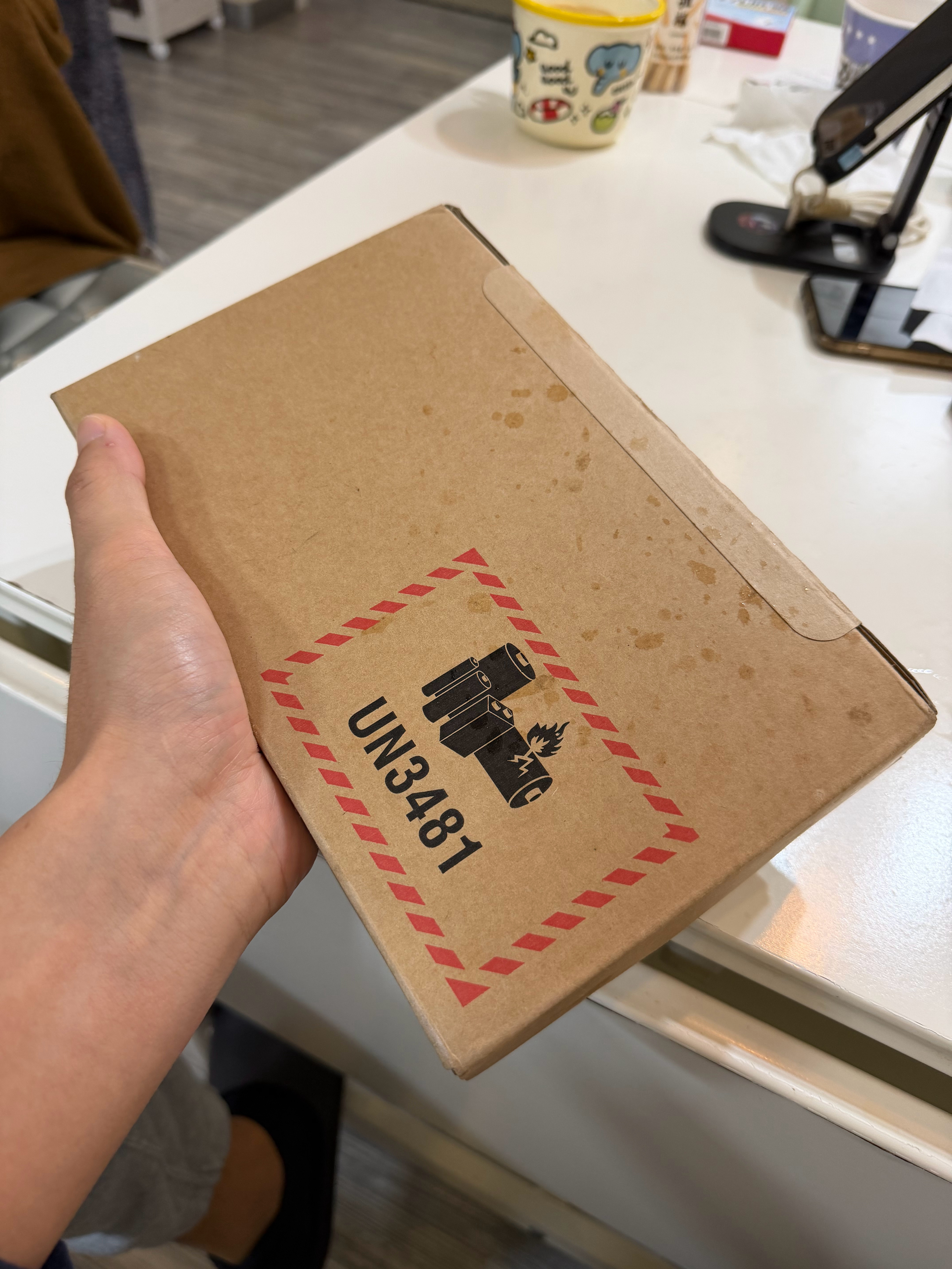 嘿嘿嘿，官网订的手机到了，我家领导的比预计早了两天  ​​​