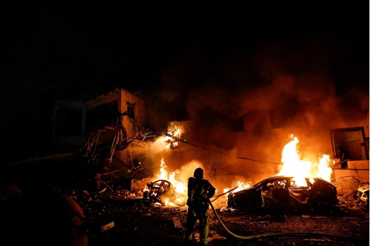 伊朗动用最强导弹打击以色列，1大盟友出手！关键时刻美后院起火，3月2日，伊朗伊斯