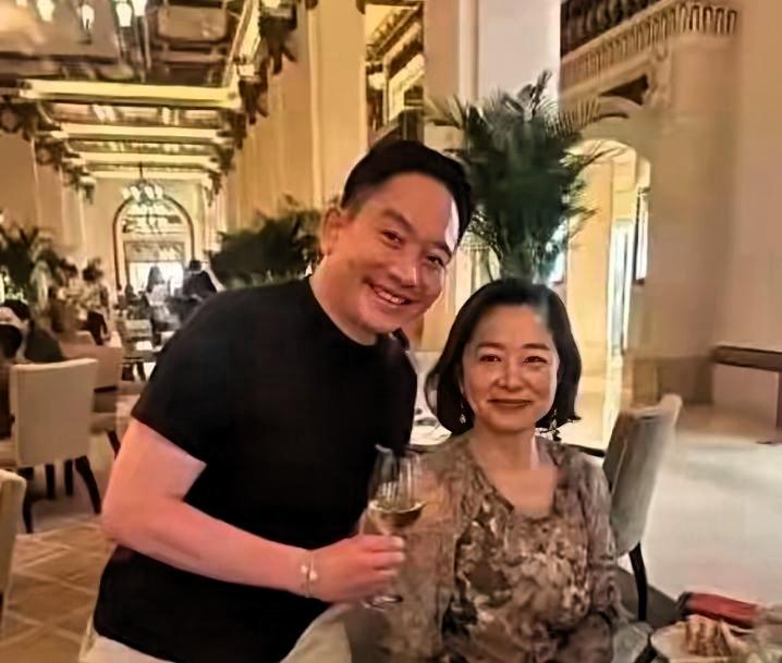 万万没想到！昔日家喻户晓的大美女，如今再同框，岁月痕迹清清楚楚刻在脸上，一眼看过