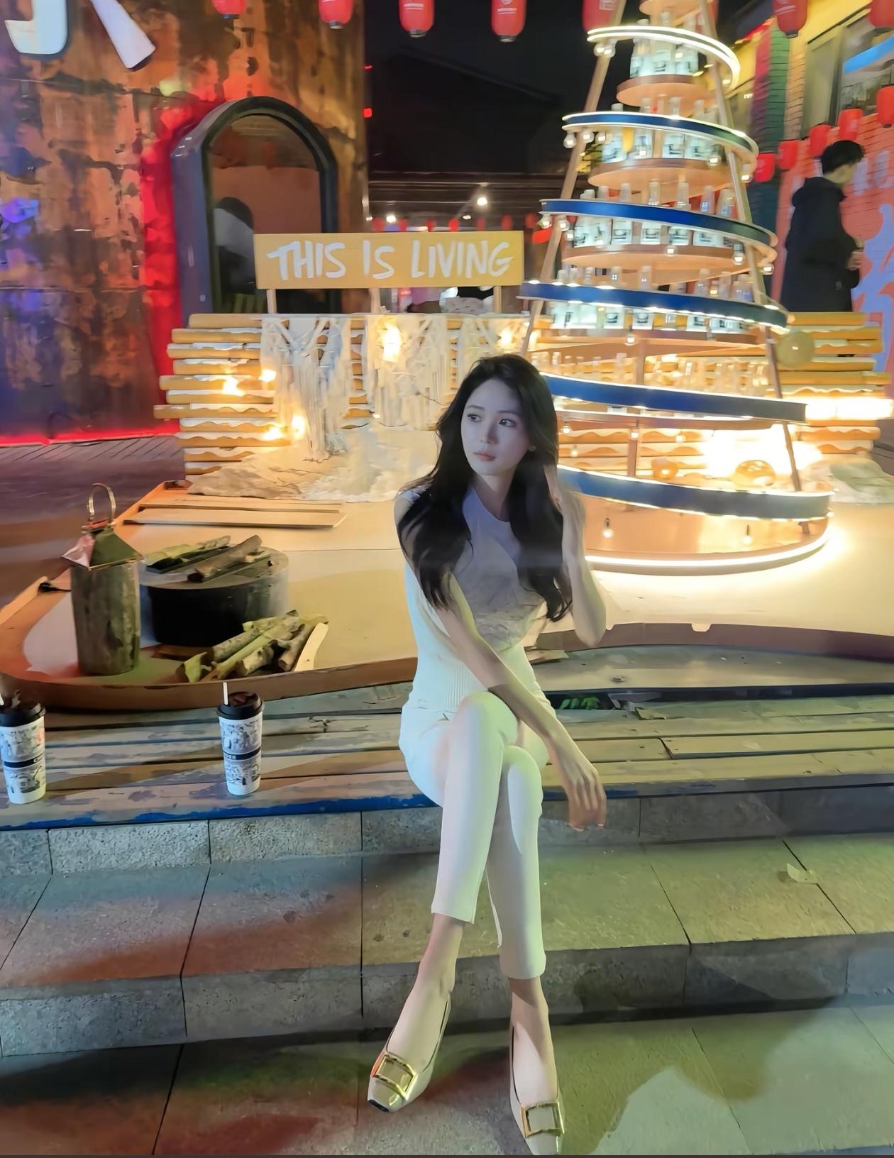 夜晚的市集，灯光璀璨，生活如此美好