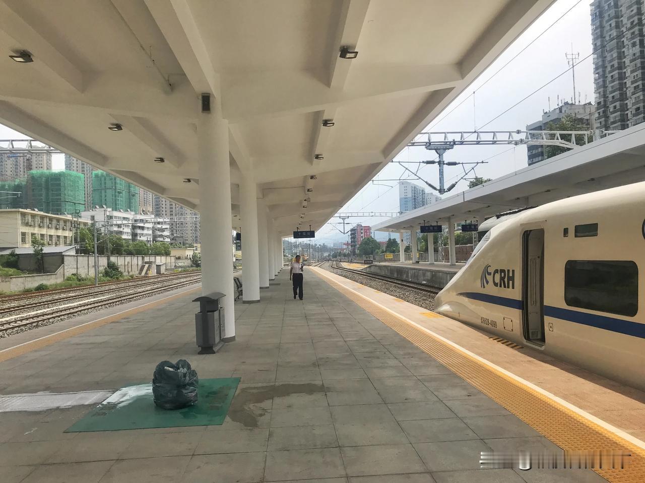 十堰 武当山 今天上午从汉口火车站坐动车到十堰火车站，从北广场出来的，然后顶着烈