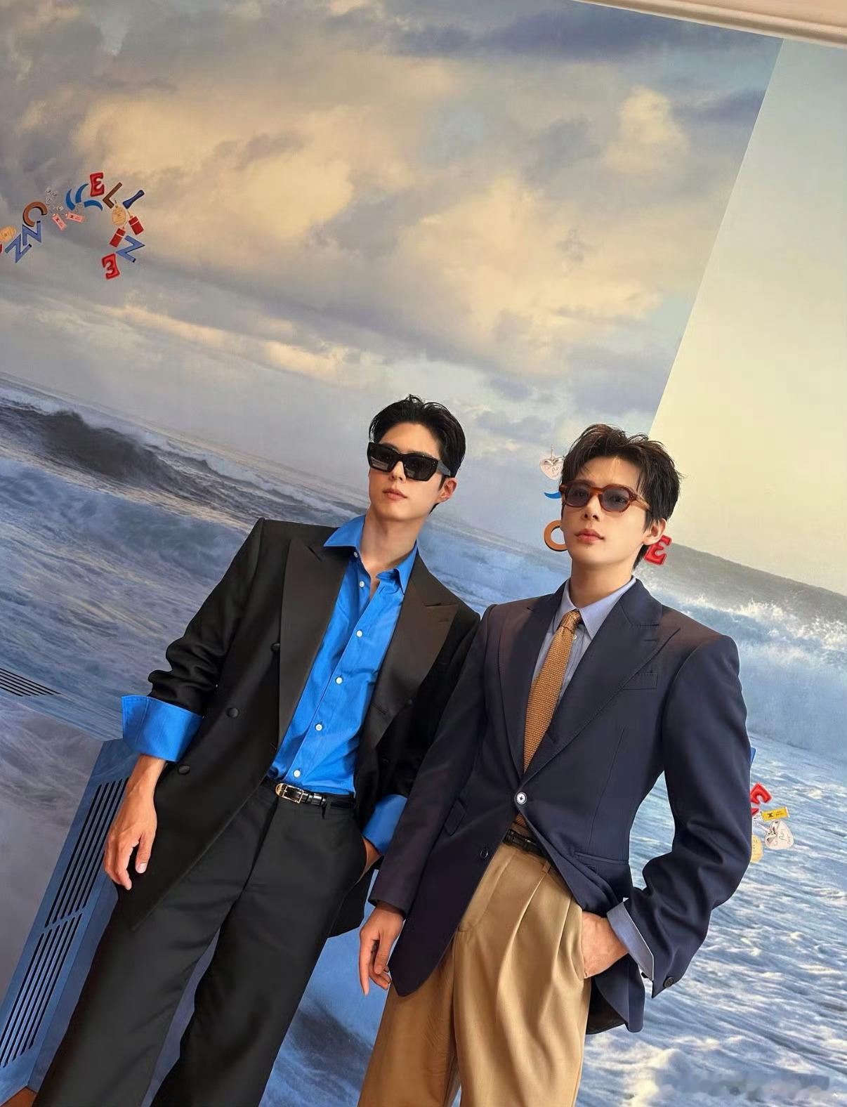 朴宝剑探班王安宇我是断网了吗，他们俩居然认识！感觉朴宝剑是那种腼腆性格，跟王安宇