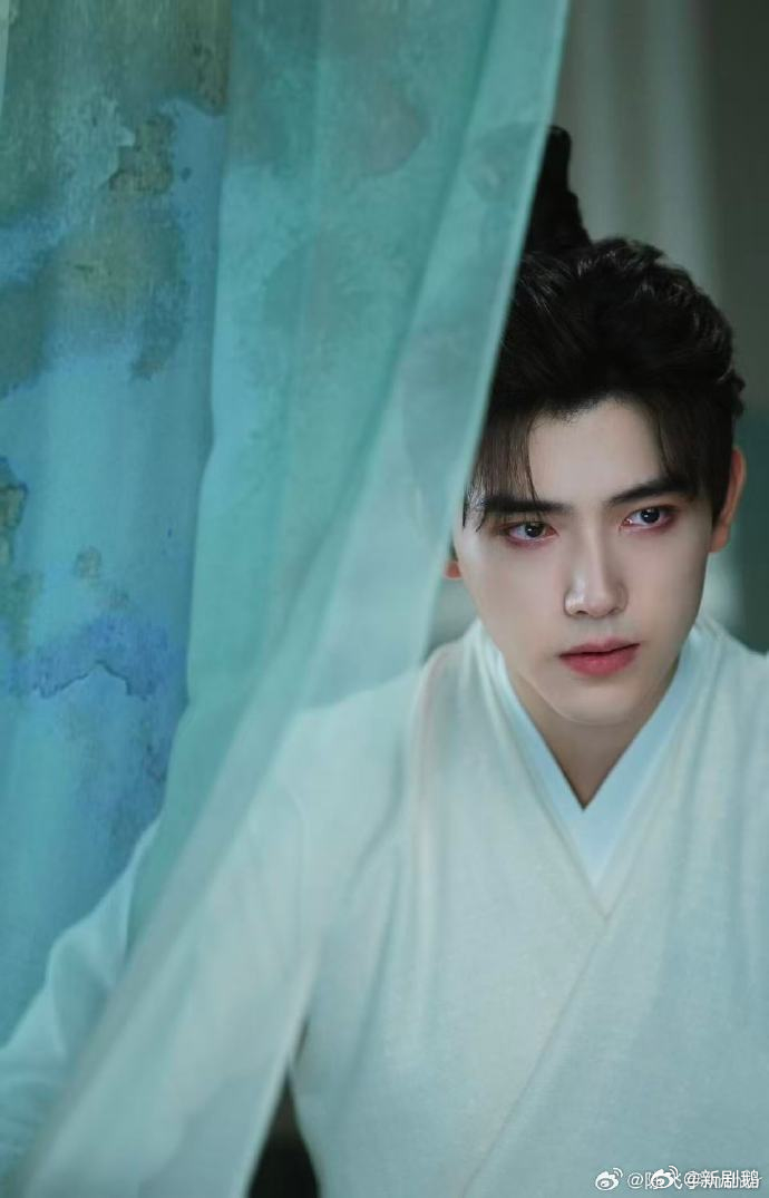 陈飞宇白日提灯沐浴戏 别人沐浴是养眼，陈飞宇的段胥沐浴是“挖宝”🧐，伤痕背后的