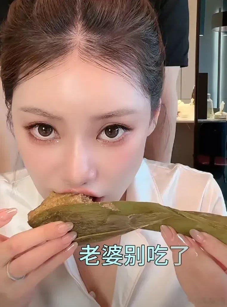 汪小菲和马筱梅在直播间卖粽子，汪小菲吃了几个吃不动了，看着马筱梅哐哐炫了6个。汪