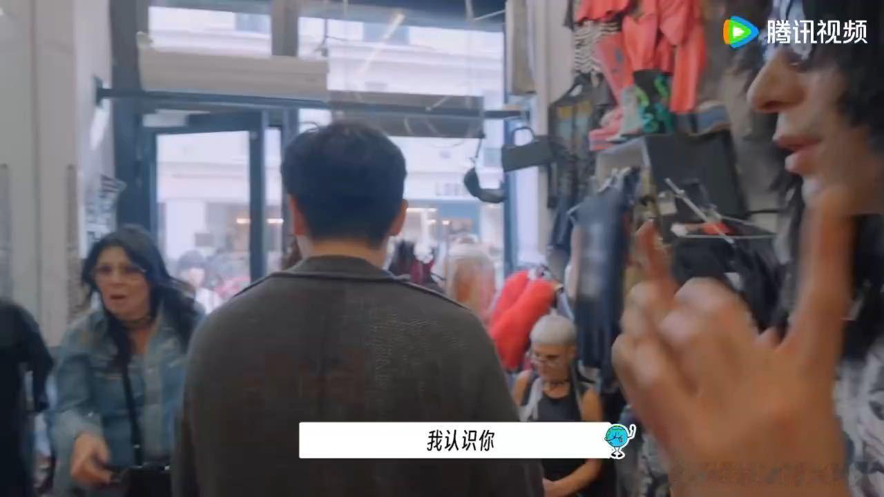 林一外网人气含金量林一国际粉发力了 店里的外国友人看到林一直接过来搭话，还送了配