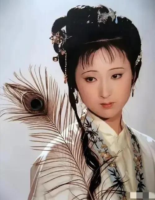 红楼梦里，林黛玉才情与美貌并存。
旧版，林黛玉！
这么有才情的人，却 整天围着花