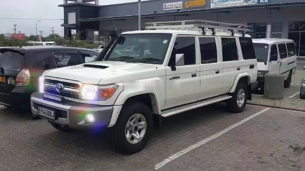 LC76也加长？？高顶敞篷加长的倒是经常能看到，主要是野生动物园的观光车，这种加