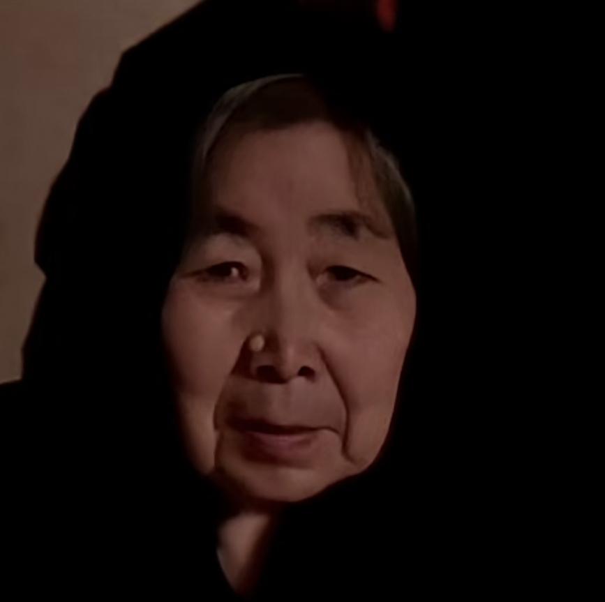 这也太气人了
一位老奶奶敲响楼上女子的门
女子一开门，老奶奶便说：小点声，吵到我