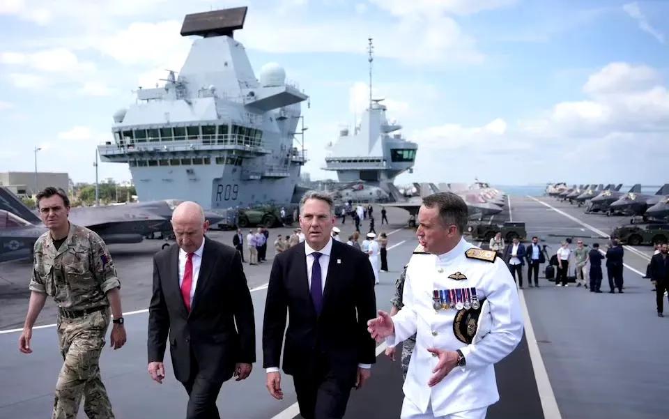 英国国防大臣约翰.希利叫嚣：准备介入台海冲突。

7月27日，英国航母“威尔士亲