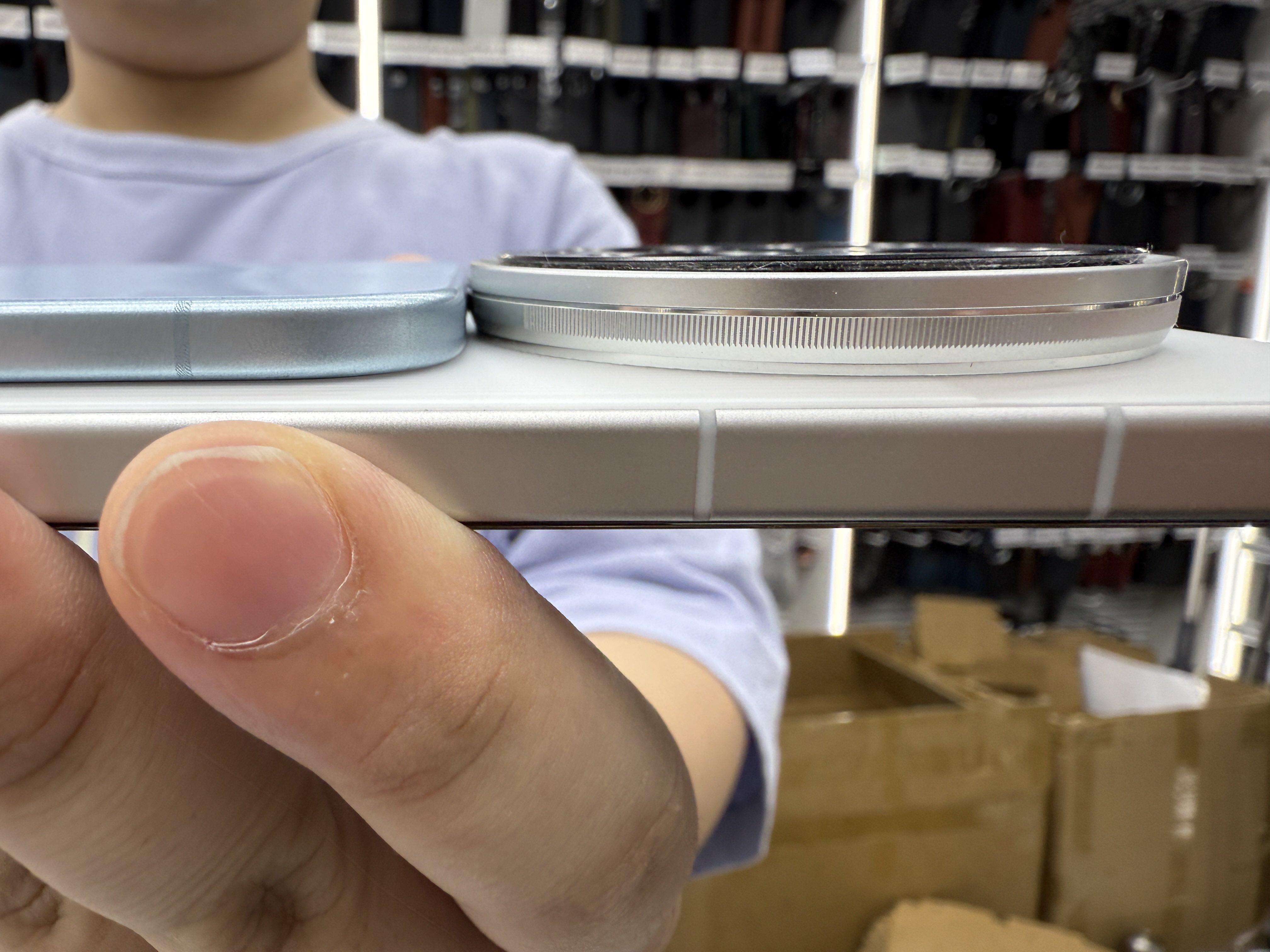 iPhone 17 Air 到底有多薄？请看 VCR ，它比 vivo X200