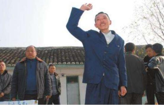 军人罗开友被判定“杀妻沉江”，关了21个月，家里被砸个精光，老娘被打成残废。街坊