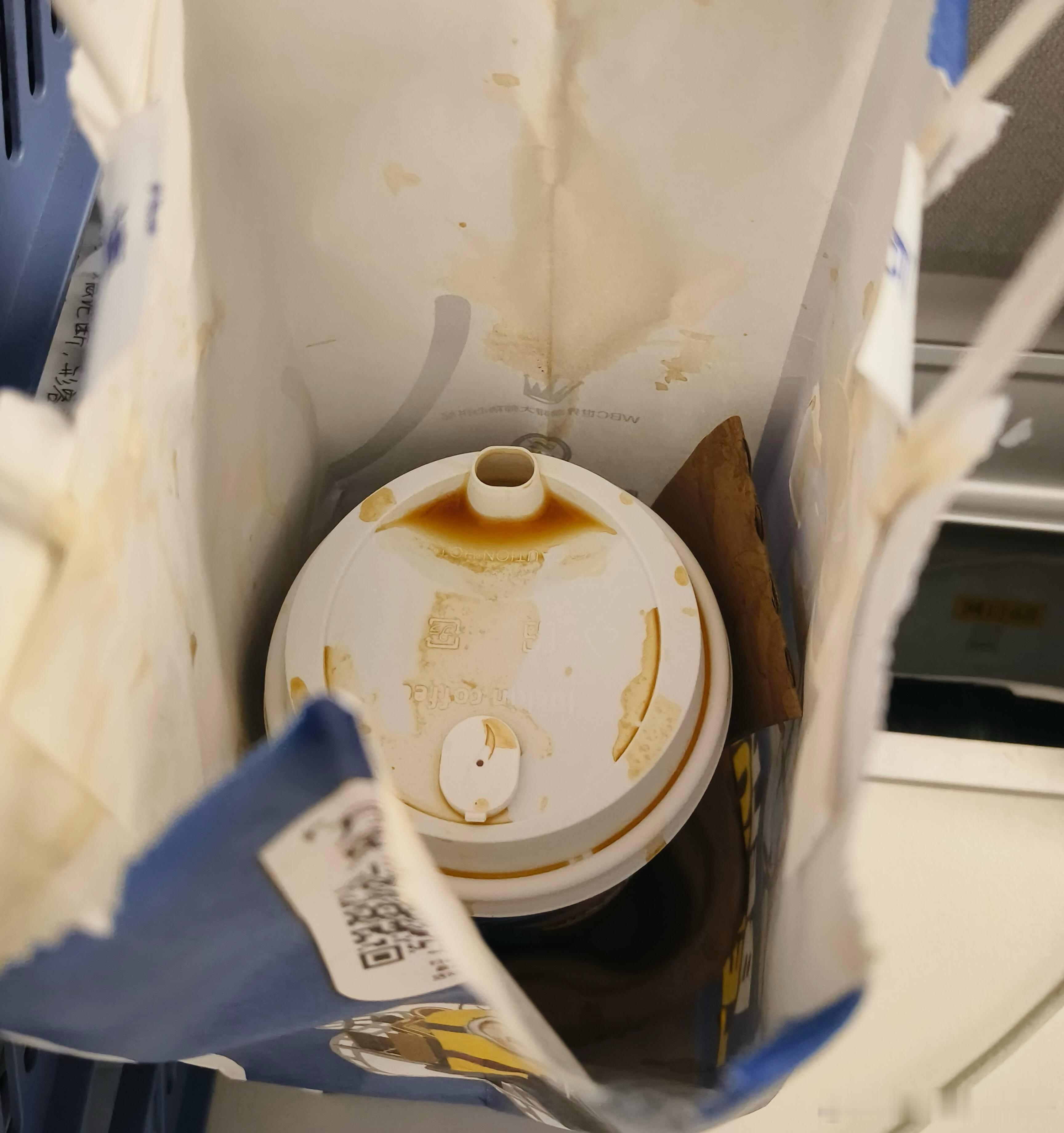 外卖员最害怕送的三样东西。第一种：咖啡。奶茶都封口，咖啡为什么不封口？奶茶包装袋
