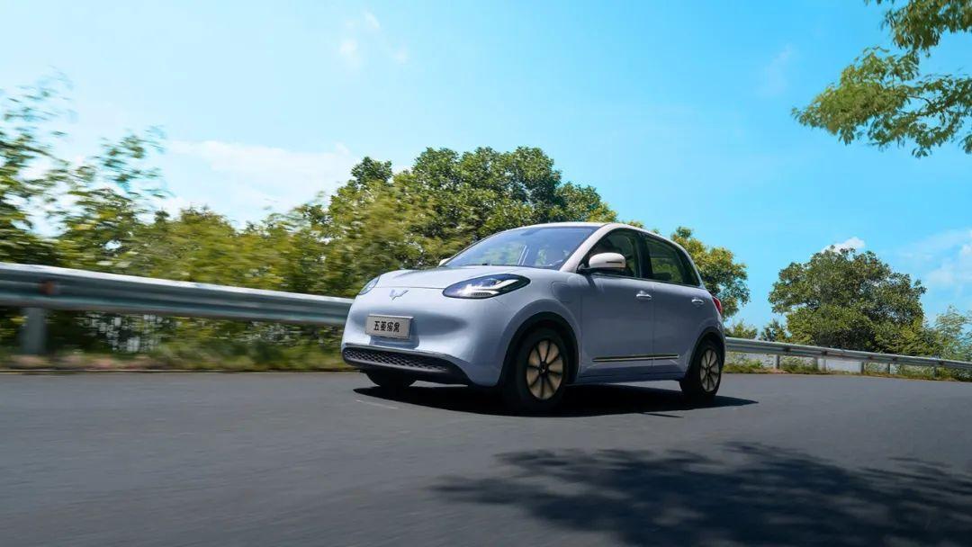 五菱拉高了小型电动车“天花板”，新车续航长颜值高，却不到9万。
 
3月底上市的
