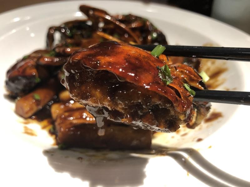 家人们，夫妻哪会天天谈情说爱呀？真正的感情，是他下班回来顺便拖了地，你见他累了便