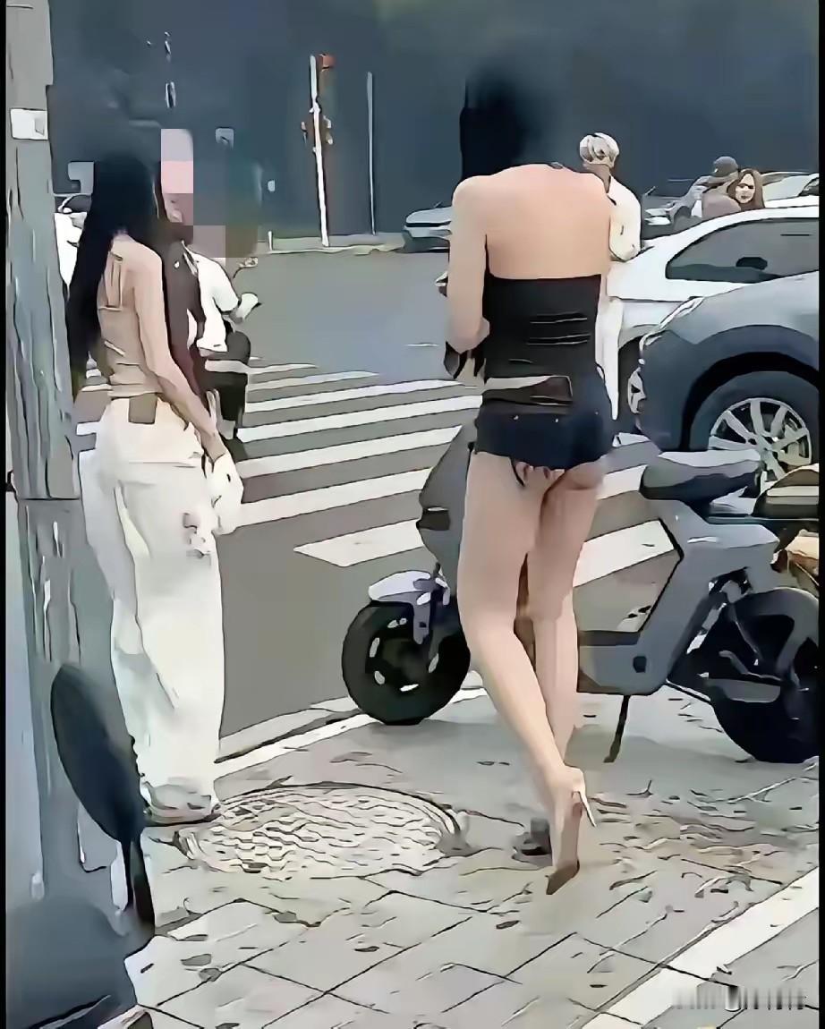 年轻女孩可别这样穿衣服，过度的精简衣服让人笑话，不信你们看看。

这是在夜晚的城