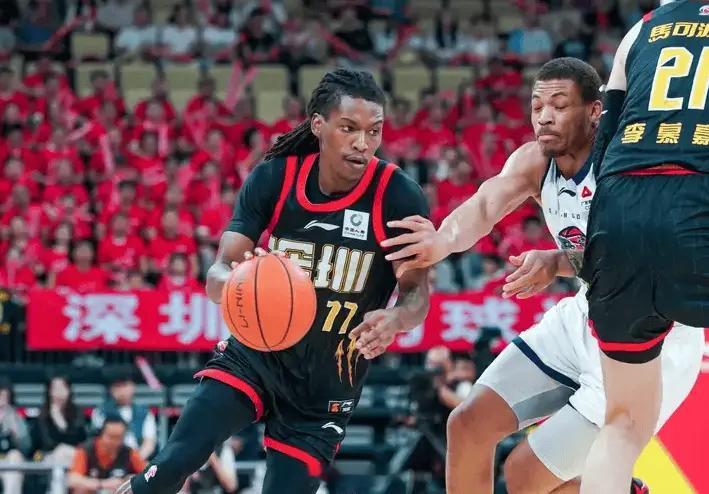山东男篮在客场以103比95击败深圳男篮，终结了对手15连胜，也锁定了常规赛前8