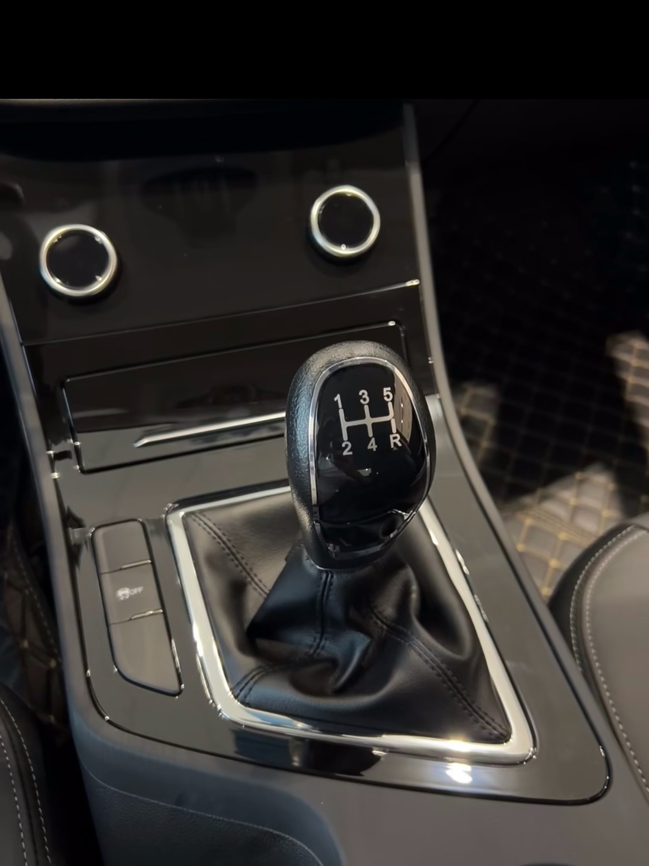 决定这次过年回家挑战开开我爸那台手动挡的车上次开手动挡还是在大一，家人们觉得我能