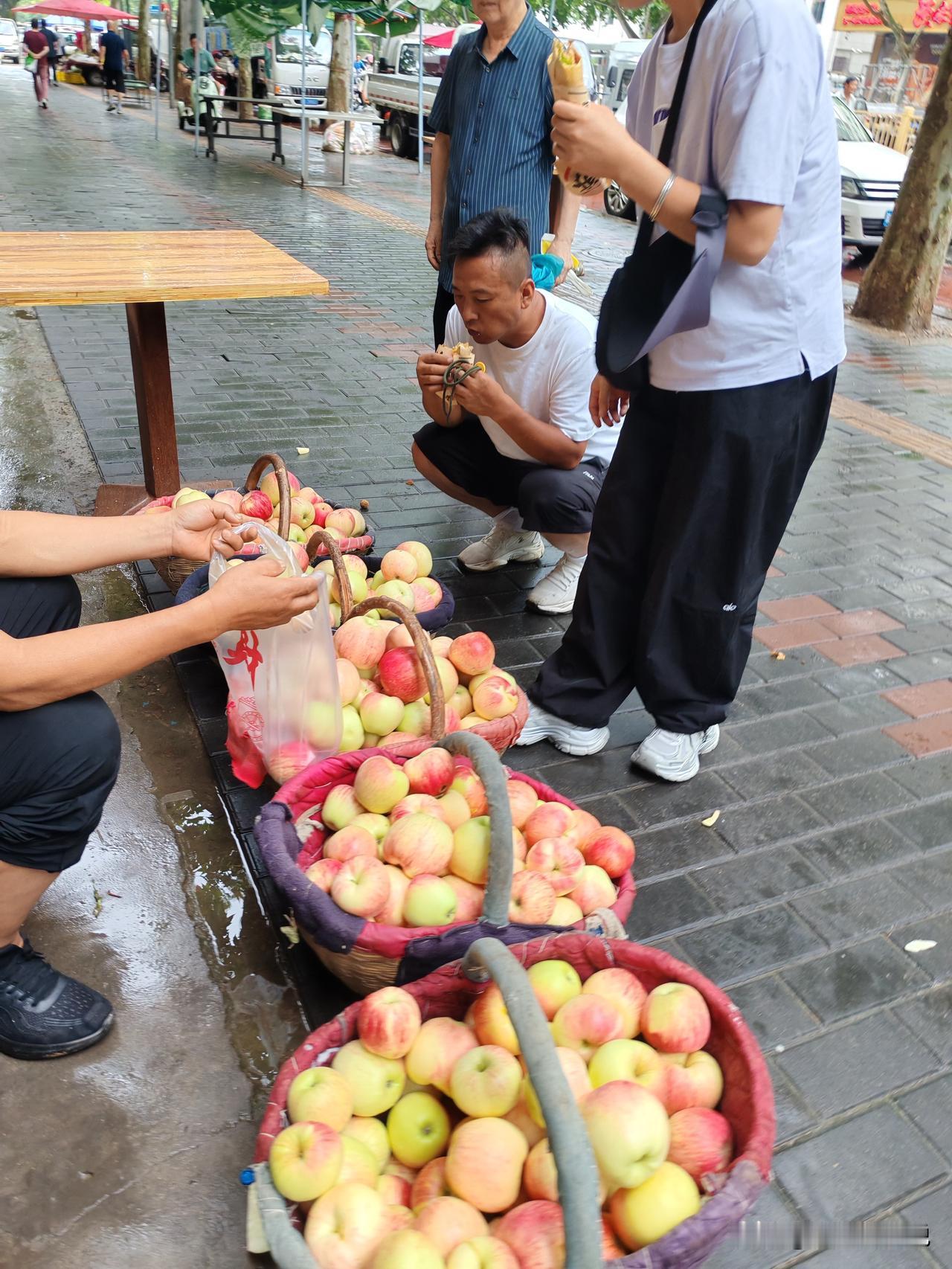苹果价喜人
8月1日，坐标西安。这是我今日路过集市拍摄的几张图，发现苹果价格太意