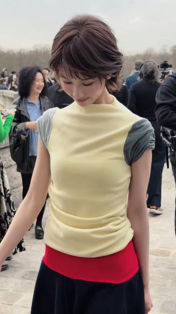 陈都灵小水同框陈都灵小水合照 两大美女惊喜同框看秀，陈都灵温柔凝望小水，画面雅致