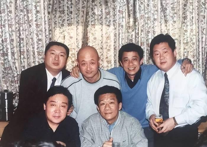这张6人同框旧照，我认出了著名相声表演艺术家侯耀文与师胜杰；也认出了师胜杰的弟子