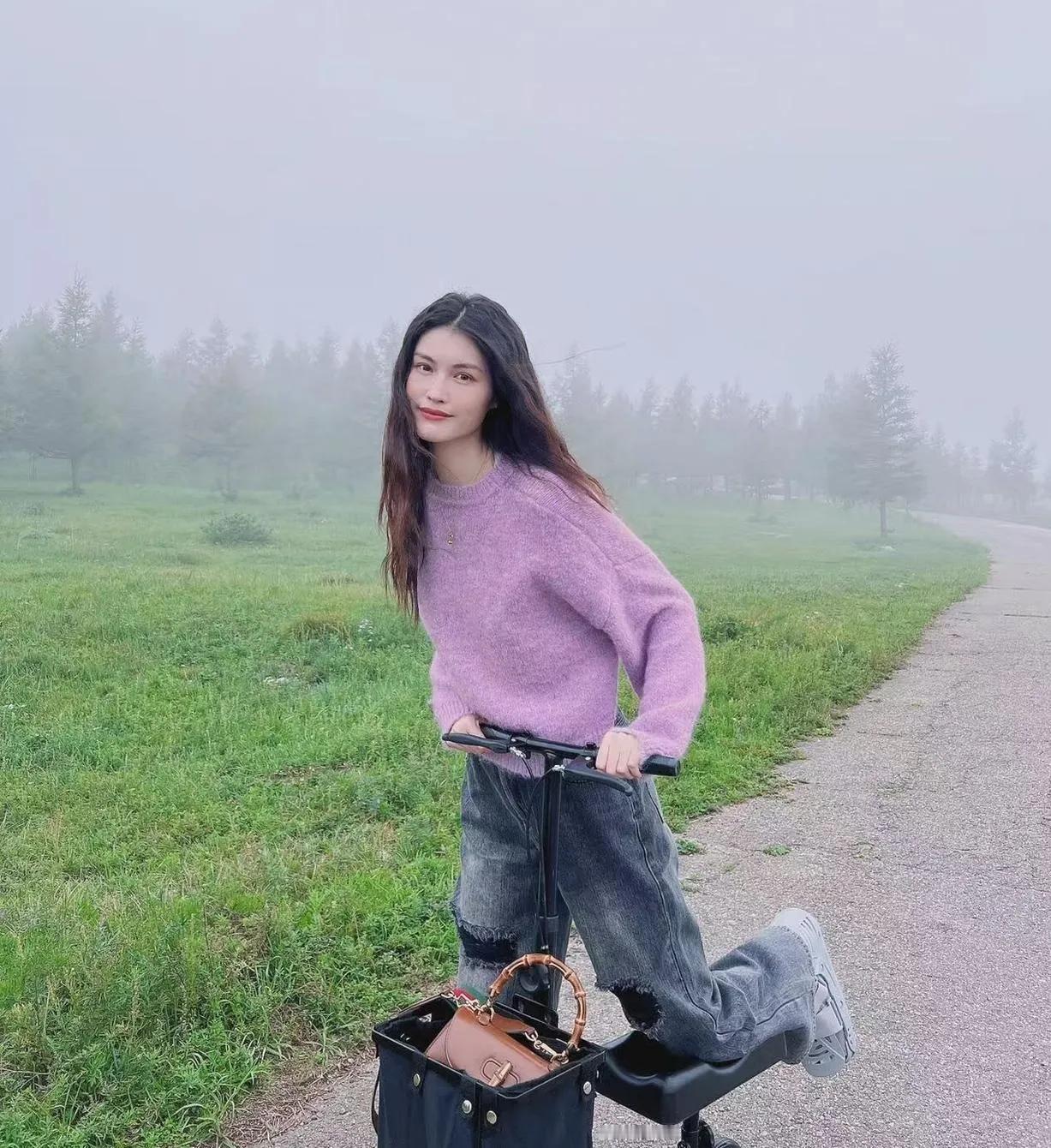 何穗当妈后状态开挂！紫色毛衣也太显嫩了💜
 
香芋紫毛衣+破洞牛仔裤，
在雾气